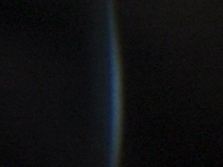 ライトを当てる角度を変えてみて、細く虹が見えるところを探そう。