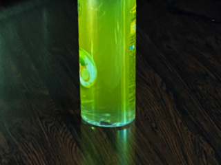 透明な容器や液体を変えて、虹のできやすさやできる虹の見え方が変わるか試してみよう。