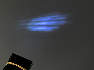 ライトにスリットをかざして、虹の見え方が変わるかどうか試してみよう。