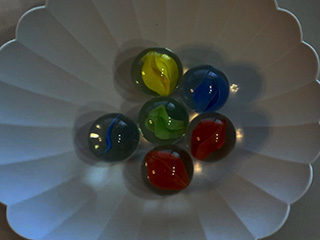 ガラスビーズなどにライトを当て、虹が見える角度を探してみよう。